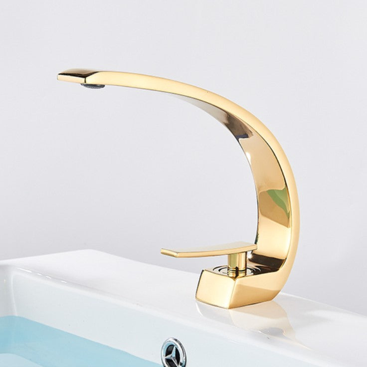robinet-salle-de-bain-courbe-or